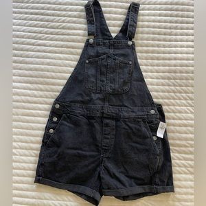 Old Navy women’s black denim overall shorts. Size Medium. NWT.